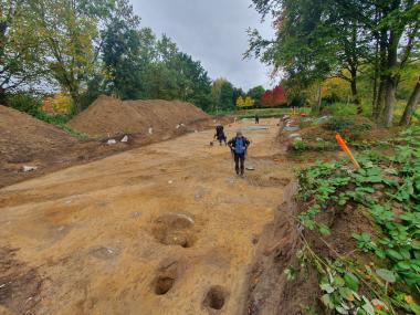 Die aktuelle Grabungsfläche in Bielefeld-Sieker. Im Vordergrund einige der tiefen Löcher, die ein Raubgräber hinterlassen hat. <br>Foto: LWL-Archäologie für Westfalen/Sebastian Düvel