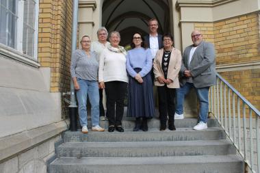 Andrea Engelmann, Leiterin des Marsberger Wohnverbundes (Mitte), Hans-Peter Tappe, Kaufmännischer Direktor der LWL-Einrichtungen Marsberg (hinten) und Georg Bartoldus vom Personalrat (r.).<br>Bild: LWL