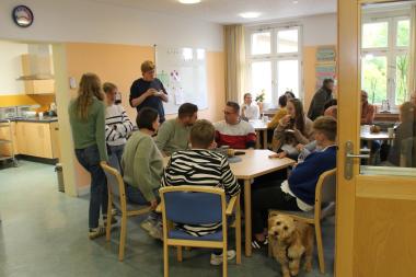 Mit einer herzhaften Brotzeit für die Mitarbeitenden des multiprofessionellen Teams wird die Tagesklinik eingeweiht.<br>Bild: LWL / Julia Hollwedel