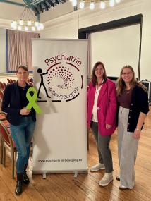 Regisseurin Andrea Rothenburg (l.) vom "Psychiatrie in Bewegung e.V." war im Festsaal der LWL-Klinik Lengerich zu Gast. Regine Groß (m., Pflegeentwicklung) hatte gemeinsam mit Valentina Beeck (r., VHS Lengerich) zum Filmabend geladen.<br>Foto: LWL/Böhnisch