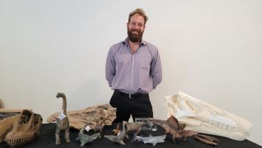 Dr. Marco Schade spricht in seinem Vortrag über fossile Schädel.&lt;br&gt;Foto: LWL/Flieshart 