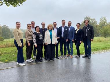 Ukrainische Delegation zu Gast auf dem Gelände der LWL-Klinik in Lippstadt-Benninghausen&lt;br&gt;v.l. Viktoria Poshtar, Olena Andreiko, Magnus Eggers, Iryna Melnyk, Sascha Lenert, Prof. Dr. Svitlana Moroz, Dr. Emanuel Wiggerich, Tobias Brockmann, Oleg Makoviichuk, Inna Makarova und Prof. Dr. Ronald Bottlender.&lt;br&gt;Foto: LWL / Stephanie Dreps 