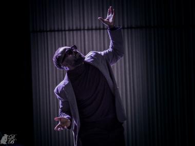 Solomon Quaynoo ist mit der Performance "Black Style" zu Gast im Textilwerk.<br>Foto: Diana Buchard 
