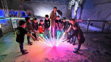 Der Familiensonntag im November hat beispielsweise einen Laserschwert-Workshop auf dem Programm.&lt;br&gt;Foto: Stars of the Galaxy/T. Manglitz 