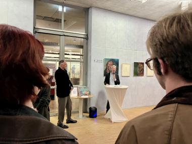 Museumsleiter Dr. Josef Mühlenbrock (re.) und Initiator Frank Burkamp (li.) begrüßen die Stipendiatinnen, Gäste und Fördernde bei der Vernissage am 26.10.<br>Foto: LWL/J. Großekathöfer 