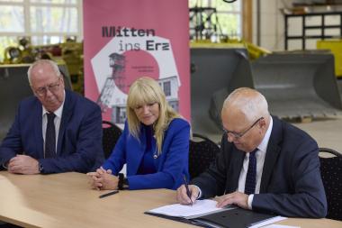 Bürgermeister Ralf Péus, LWL-Kulturdezernentin Dr. Barbara Rüschoff-Parzinger und Landrat Dr. Karl Schneider (v.l.) unterzeichneten den Grundlagenvertrag.&lt;br&gt;Foto: LWL / Julia Gehrmann 