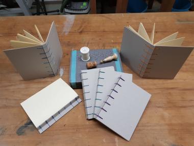 Bei einem Workshop am Sonntag (7.9.) kann eine Technik des Buchbindens erlernt werden. &lt;br&gt;Foto: LWL/M. Wolf 