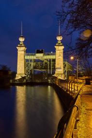 Das beleuchtete Oberhaupt des Schiffshebewerks Henrichenburg.&lt;br&gt;Foto: LWL/Harms 