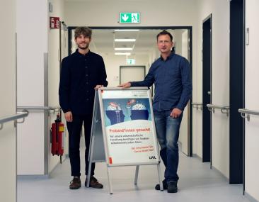 Suchen gesunde Frauen für die Fibromyalgie-Studie: Prof. Martin Diers (rechts) und Benjamin Mosch.<br>Bild: LWL/Dietmar Wäsche