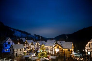 Die vorweihnachtliche Kulisse lässt die Besuchenden stimmungsvoll in den Advent starten.<br>Foto: LWL/Fabian Strauch