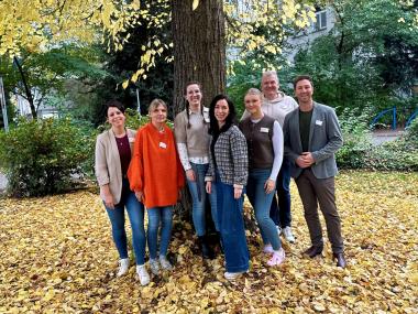 Gezielte Pflegeberatung für Menschen in seelischer Not: Pflegedirektorin Andrea Marie Kleditzsch (Mitte) und stellvertretender Pflegedirektor Christian Rode (rechts) stellen ihr Beratungsteam u.a. mit Sina Villis, Andrea Siebler, Melina Fichtner, Gina Strotmann und Carsten Kamieniarz vor (von links).<br>Foto: LWL/Hannah Büscher