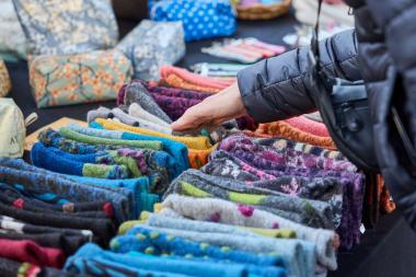 Auch Wärmendes aus Wolle gehört zum Angebot des Marktes "Kunst-Hand-Werk" auf Zeche Zollern.<br>Foto: LWL / Frauke Kreutzmann