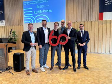 Die LWL-Universitätsklinik Hamm wird 60. Bei der Jubiläumsfeier waren dabei: (v.l.) Hamms Oberbürgermeister Marc Herter, Dr. Daniel Napieralski-Rahn (Kaufmännischer Direktor), Prof. Dr. Dr. Martin Holtmann (Ärztlicher Direktor), Thomas Linnemann (Pflegedirektor), Dr. Georg Lunemann, der Direktor des LWL, und Dr. Emanuel Wiggerich, LWL-Krankenhausdezernent.<br>Bild: LWL/Klaudia Suilmann 