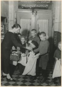 Das Heischen um Äpfel und Nüsse am Martinstag, hier um 1920 in Borgholzhausen (Kreis Gütersloh) wurde zu Beginn des 20. Jahrhunderts vielerorts durch Martinszüge abgelöst.<br>Foto: Alltagskulturarchiv 