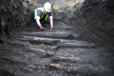 In 1,50 m Tiefe legt der Archäologe Philipp Rethwisch den mittelalterlichen Bohlenweg unter der Langen Straße in Rietberg frei.<br>Foto: LWL-AfW/S. Spiong