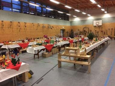 Der Weihnachtsbasar findet in der Turnhalle des LWL-Therapiezentrums statt. Leuchtende Deko-Weihnachtsbäume, Feuerschalen, Gartenfackeln, Rosenbögen und vieles mehr stehen zum Verkauf.<br>Foto: LWL/Hollwedel