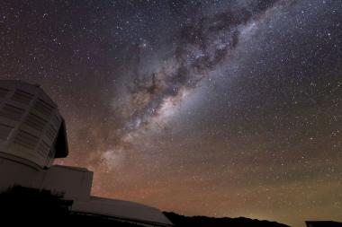 Der Blick auf die Milchstraße über einem Observatorium.<br>Foto: ©NSF-DOE Vera C. Rubin Observatory: RubinObs/NOIRLab/SLAC/DOE/NSF/AURA/W. O'Mullane