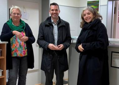 Pflegefachperson Ilona Feltmann, LWL-Krankenhausdezernent Dr. Emanuel Wiggerich und Stationsärztin Dr. Katja Hopfenzitz (v.l.) sprachen über die Herausforderungen bei der Behandlung von psychisch kranken Menschen mit Hörschädigung.<br>Foto: LWL/Barbara Köhling