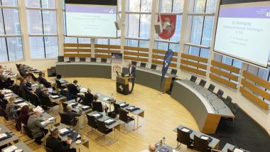 Im Plenarsaal des Landschaftsverbands Westfalen-Lippe (LWL) fand die Mitgliederversammlung im Verband der Krankenhausdirektoren Deutschlands (VKD) statt. Dr. Georg Lunemann, der Direktor des LWL, begrüßte die Teilnehmenden.<br>Foto: LWL/Forbrig