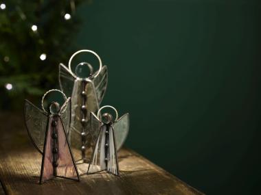 Dekorative Schmuckstücke wie diese Engel von Josef Lipka als Geschenk oder für zu Hause bietet der traditionelle Markt "Weihnachtsglanz" im LWL-Museum Ziegelei Lage.<br>Foto: LWL / Julia Gehrmann 