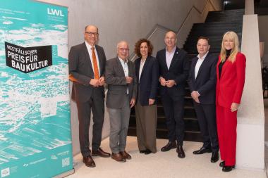 Ausrichter und Förderer des Westfälischen Preises für Baukultur 2025 (v.l.): LWL-Chefdenkmalpfleger Dr. Holger Mertens, Prof. Dr. Bernd Andrick, Ernsting Kunst- und Kulturstiftung, Dr. Christina Hagemeister, Klinkerwerk Hagemeister, Dr. Georg Lunemann, Direktor des LWL, Thomas Stausberg, NRW.BANK, LWL-Kulturdezernentin Dr. Barbara Rüschoff-Parzinger.<br>Foto: Markus Bomholt