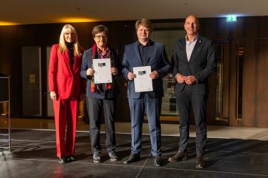 Anerkennung für das Fritz Bauer Forum, Bochum beim Westfälischen Preis für Baukultur 2025 (v.l..): LWL-Kulturdezernentin Dr. Barbara Rüschoff-Parzinger, Dr. Irmtraud Wojak, Geschäftsführerin der BUXUS STIFTUNG gGmbH, Dietrich Kanke, planplus Gesellschaft für Architekturplanungen mbH, Dr. Georg Lunemann, der Direktor des LWL.<br>Foto: LWL/Markus Bomholt