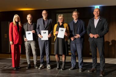 Anerkennung für das Museum Peter August Böckstiegel beim Westfälischen Preis für Baukul-tur 2025 (v.l.): LWL-Kulturdezernentin Dr. Barbara Rüschoff-Parzinger, André Habermann, habermann.decker.architekten Part GmbB, Thomas Dietrich, Die Planergruppe, Beate Behlert, stellv. Referatsleiterin Presse, Kultur und Archiv, Kreis Gütersloh, David Riedel, künstlerischer Leiter des Museums Peter August Böckstiegel und Dr. Georg Lunemann, der Direktor des LWL.<br>Foto: LWL/Markus Bomholt