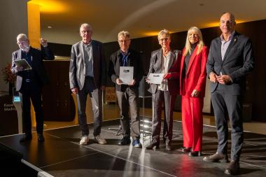 Anerkennung für das Rat- und Bürgerhaus Holzwickede beim Westfälischen Preis für Baukultur 2025 (v.l.): Uwe Nettenbusch, Fachbereichsleiter a.D. der Gemeinde Holzwickede, Thorsten Kock, bez+kock architekten bda, Ulrike Drossel, Bürgermeisterin a.D., Dr. Georg Lunemann, Direktor des LWL und LWL-Kulturdezernentin Dr. Barbara Rüschoff-Parzinger. <br>Foto: LWL/Markus Bomholt