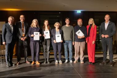 Westfälischer Preis für Baukultur für den Grünen Weiler, Münster (v.l.): Juryvorsitzender Reiner Nagel, Bundesstiftung Baukultur, LWL-Chefdenkmalpfleger Dr. Holger Mertens, Birgit Brewe, Birgit Brewe Architekten, Maren Dominick, office 03 // waldmann & jungblut Architekten, Sabine Kittel und Thorsten Liebold, Grüner Weiler eG, Sebastian Sowa, Sowatorini Landschaft, LWL-Kulturdezernentin Dr. Barbara Rüschoff-Parzinger und  Dr. Georg Lunemann, der Direktor des LWL. <br>Foto: LWL/Markus Bomholt