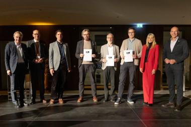 Westfälischer Preis für Baukultur für die Grundschule St. Michael, Paderborn (v.l.): Juryvorsitzender Reiner Nagel, Bundesstiftung Baukultur, LWL-Chefdenkmalpfleger Dr. Holger Mertens, Gordon Brandenfels, brandenfels landscape + environment, Frank Hausmann, Hausmann Architektur GmbH, Karsten Stahl, Erzbischöfliches Generalvikariat Paderborn, Thomas Mangel, Grundschule St. Michael, LWL-Kulturdezernentin Dr. Barbara Rüschoff-Parzinger und Dr. Georg Lunemann, der Direktor des LWL.<br>Foto: LWL/Mark