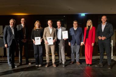 Westfälischer Preis für Baukultur für das Eingangsgebäude des LWL-Freilichtmuseums Hagen (v.l..): Juryvorsitzender Reiner Nagel, Bundesstiftung Baukultur, LWL-Chefdenkmalpfleger Dr. Holger Mertens, Projektleiterin Julia Holthaus, LWL-Bau- und Liegenschaftsbetrieb, Klaus Dömer, Schnoklake Betz Dömer Architekten, Matthias Gundler, Betriebsleiter LWL-Bau- und Liegenschaftsbetrieb, LWL-Baudezernent Urs-Fabian Frigger, LWL-Kulturdezernentin Dr. Barbara Rüschoff-Parzinger, Dr. Georg Lunemann, der Dire