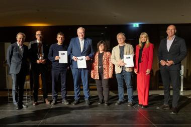 Westfälischer Preis für Baukultur für die Landesgartenschau Höxter (v.l.): Juryvorsitzender Reiner Nagel, Bundesstiftung Baukultur, LWL-Chefdenkmalpfleger Dr. Holger Mertens, Franz Reschke, Franz Reschke Landschaftsarchitektur, Bürgermeister Daniel Hartmann und Claudia Koch, ehem. Baudezernentin der Stadt Höxter, Klaus Werner Rose, GTL Landschaftsarchitektur, LWL-Kulturdezernentin Dr. Barbara Rüschoff-Parzinger und Dr. Georg Lunemann, der Direktor des LWL.<br>Foto: Markus Bomholt