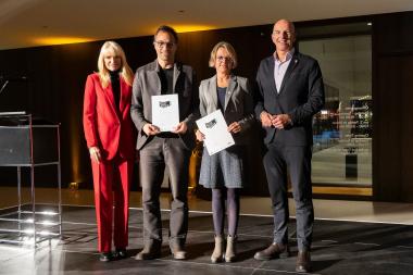Anerkennung für "Siegen zu neuen Ufern" beim Westfälischen Preis für Baukultur 2025 (v.l.): LWL-Kulturdezernentin Dr. Barbara Rüschoff-Parzinger, Felix Schwarz, Atelier Loidl, Marlene Krippendorf, Leiterin der Abteilung für Stadtentwicklung, Stadtplanung und Liegenschaften der Stadt Siegen, Dr. Georg Lunemann, Direktor des LWL. <br>Foto: LWL/Markus Bomholt