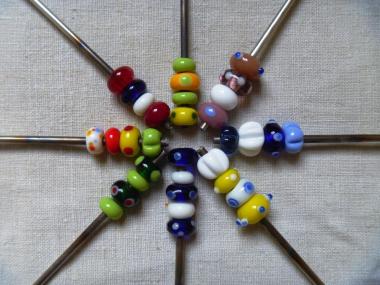 Einen Einblick in die 3.500 Jahre alte Kunst der Glasperlenherstellung erhalten Teilnehmende eines Kreativworkshops im LWL-Museum in der Kaisepfalz.<br>Foto: LWL/ C. Siemann