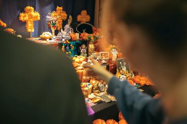 Andrea Barba hat im LWL-MAK eine mexikanische "Ofrenda" (Totenaltar) aufgebaut.<br>Foto: LWL/ M. Hömberg