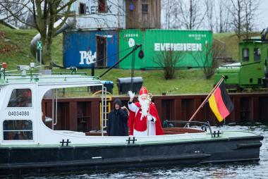 Nikolaus und Knecht Ruprecht auf dem Schiff. <br>Foto: LWL / Philipp Harms