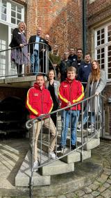 Das Referent:innen- und Orga-Team der Pflegedirektion im Schulterschluss mit dem DLRG: (von links oben nach unten): Claudia Neumann, Dr. Michael Kramer, Niklas Konietzka, Eva-Marie Scheidle, Miriam Zimmermann, Axel Kaminiarz, Benedikt Rybarczyk, Niko Marcinowski, Guilliana Butz, Robin Oberhag, Sandra Böhm und Niklas Tschäschke.&lt;br&gt;Bild: LWL/Rosa Sommer 