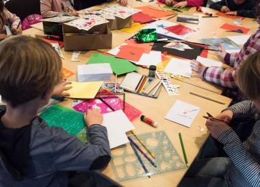 An Basteltischen können die jüngeren Museumsgäste kreativ werden.<br>Foto: LWL/Steinweg