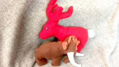 Kissen aus Filz können Teilnehmende am Ende des Näh-Workshops im LWL-Museum für Archäologie und Kultur mit nach Hause nehmen. <br>Foto: LWL/ M. Lagers