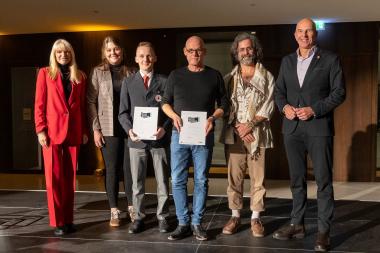 Anerkennung für den Waldkindergarten Wadersloh-Liesborn beim Westfälischen Preis für Baukultur 2025: LWL Kulturdezernentin Dr. Barbara Rüschoff-Parzinger (v.l.), Jördis Löppenberg, DRK Wadersloh gGmbH, Johannes Rassenhövel, DRK Ortsverein Wadersloh e.V., Thomas Becker und Bernardo Duque, Thomas Becker Architekten GmbH und LWL-Direktor Dr. Georg Lunemann.<br>Foto: LWL/Markus Bomholt
