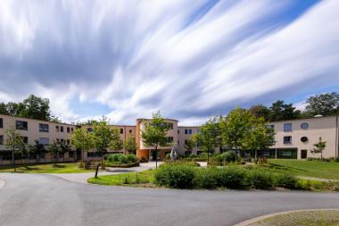 Frontansicht der Bernhard-Salzmann-Klinik. <br>Bild: LWL/Sallermann