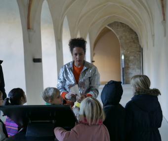 Gespenstersuche: Dora Dämmerlich - verkörpert von Schauspielerin Bianka Lammert (Kinder- und Jugendtheater Dortmund) - nimmt Familien mit Kindern von fünf bis zehn Jahren mit durch die Dalheimer Klausur.&lt;br&gt;Foto: LWL/Alexandra Buterus 