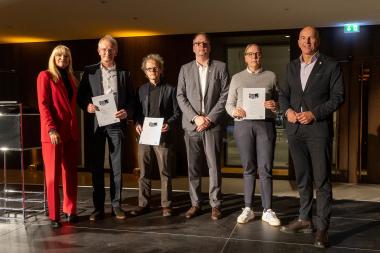 Anerkennung für das kult Westmünsterland beim Westfälischen Preis für Baukultur 2025 (v.l.): LWL-Kulturdezernentin Dr. Barbara Rüschoff-Parzinger, Dr. Ansgar Hörster, Kreisdirektor des Kreises Borken, Martin Pool, Pool Leber Architekten und Stadtplaner, Stephan Bengfort, stellv. Bürgermeister der Stadt Vreden, Eva Bleckmann, bleckmann & krys architekten und LWL-Direktor Dr. Georg Lunemann.<br>Foto: LWL/Markus Bomholt