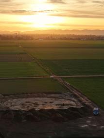 Sonnenaufgang über der Ausgrabungsfläche nördlich von Minden-Hahlen. In den drei neuen Standorten für das "Repowering" wurden urgeschichtliche Siedlungsspuren festgestellt.<br>Foto: LWL-AfW/A. Koch
