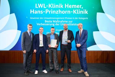 Die LWL-Klinik Hemer hat den Umweltmanagement-Preis gewonnen. DI Christian Holzer (l.), Sektionschef im österreichischen Bundesumweltministerium (BMLUK), und Markus Gallander (r.), Referatsleiter im deutschen Bundesumweltministerium (BMUKN), überreichten den Preis an Prof. Dr. Jens Bothe (2.v.r.), Kaufmännischer Direktor der LWL-Klinik Hemer, Artem Merjasov (Mitte), Küchenleitung der LWL-Klinik Hemer, und Marius Peschke (2.v.l.), Mitarbeiter im Küchenteam der LWL-Klinik Hemer.&lt;br&gt;Bild: BMUKN/ An 