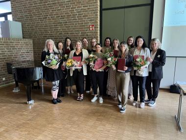 Die Absolventinnen der Fachweiterbildung präsentieren ihre Zeugnisse. Links im Bild die Fortbildungsbeauftragte Anne Weiterweg sowie Michaela Dejas-Enginler (8.v.l.).<br>Bild: LWL/Rensing