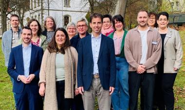 Die Verantwortlichen vor Ort informierten Dr. Emanuel Wiggerich (Reihe 1, 1. v. l.) bei einem Rundgang über Gelände und Einrichtungen. Reihe  1 (v.l.): Dr. Emanuel Wiggerich, Christina Berghoff, Tobias Brockmann, Tobias Tuschen Reihe 2 (v.l.): Niklas Hegers, Birgit Harms, Miriam Kübler, Andrea Schreier, Bianca Lindemann, Ute Jäger, Jessica Bräutigam, Judith Rechlin, Katherina Gauseweg.&lt;br&gt;Bild: LWL/Stephanie Dreps 