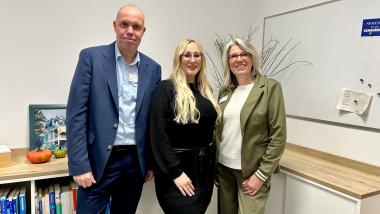 Stellen die neue Struktur der Psychiatrischen Institutsambulanz der LWL-Klinik Herten vor (v.l.): Ärztlicher Direktor Dr. Ralf Hanswillemenke, Joyce Eckardt, zuständig für die Ambulanz-Koordination, und Oberärztin Dr. Stefanie van der Kemp.<br>Bild: LWL/Rosa Sommer