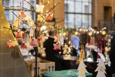 Ob Schmuck, originelle Geschenkideen oder festliche Dekoration - beim Weihnachtsmarkt im Schiffshebewerk Henrichenburg ist für alle etwas dabei.&lt;br&gt;Foto: LWL / Julia Gehrmann 