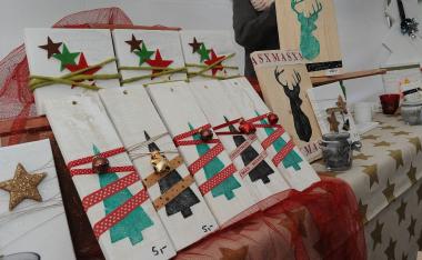 Handgemachtes für die Weihnachtszeit gibt es beim Weihnachtsmarkt des Fördervereins der Zeche Hannover.&lt;br&gt;Foto: LWL 